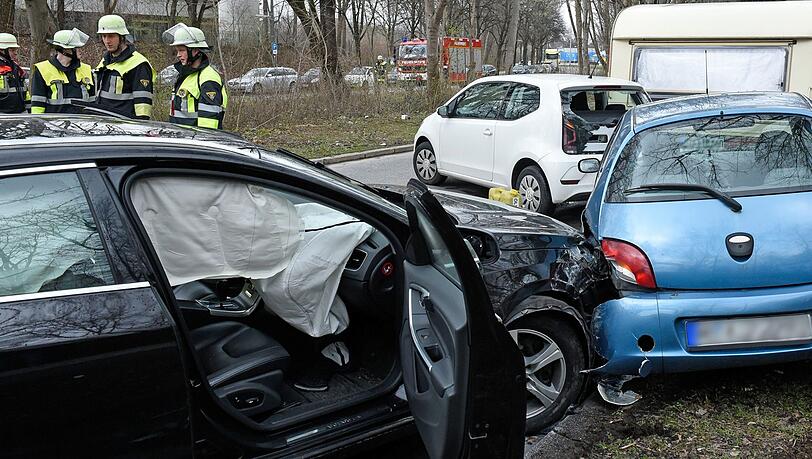 In Neuperlach bricht ein Renter hinter dem Steuer zusammen und kracht in zwei parkende Pkw. In Neuperlach bricht ein Renter hinter dem Steuer zusammen und kracht in zwei parkende Pkw.