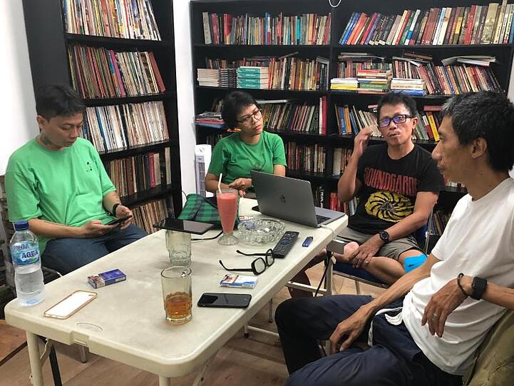 Reza Afisina (l-r), Ajang Nurul Aini, Mirwan Andan und Iswanto Hartono vom indonesischen Künstlerkollektiv ruangrupa in Jakarta.