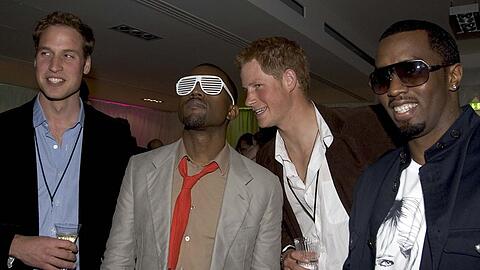 Vertraut: Prinz William (v.l.), Kanye West, Prinz Harry und Sean Combs auf der Party nach dem Gedenkkonzert für Lady Diana 2007 im Wembley-Stadion. Combs trug ein T-Shirt mit dem Konterfei der verstorbenen Prinzessin.