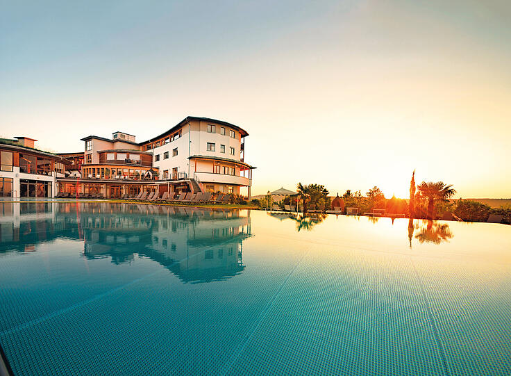 Der  20 Meter lange Infinity-Sportpool mit 28 Grad warmen Süßwasser eignet sich ideal zum Schwimmen und zum Relaxen in der Sprudelbucht