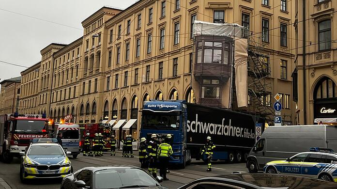In der Maximilianstraße ist ein Lkw in ein Baugerüst gefahren.