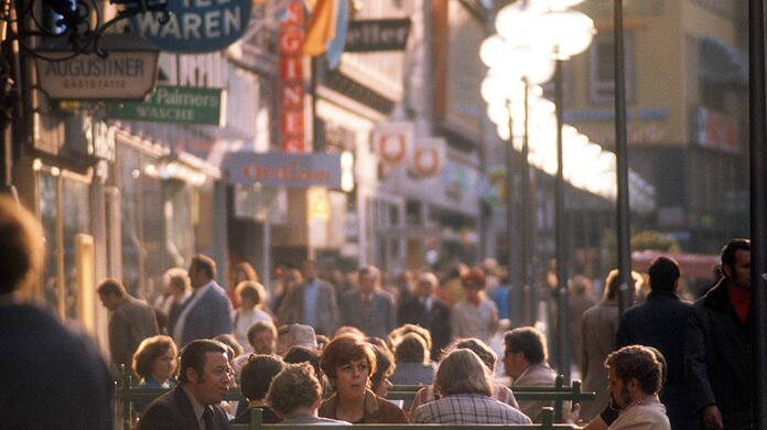 Mitten in der Neuhauser Straße draußen sitzen und essen – das wäre für die Münchner vor 1972 schwer vorstellbar gewesen.