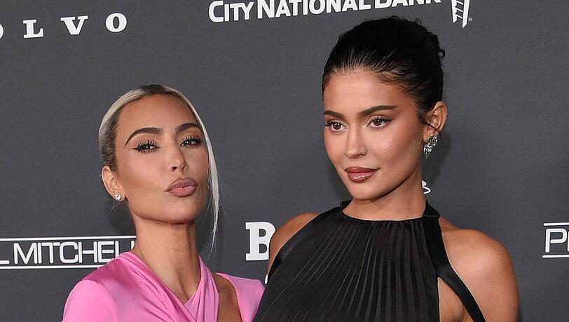 Kylie Jenner (r.) soll zum "Polarstern" einer kommenden Serie werden. Auch ihre Halbschwester Kim Kardashian wirkt voraussichtlich mit. Kylie Jenner (r.) soll zum "Polarstern" einer kommenden Serie werden. Auch ihre Halbschwester Kim Kardashian wirkt voraussichtlich mit.