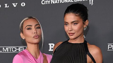 Kylie Jenner (r.) soll zum "Polarstern" einer kommenden Serie werden. Auch ihre Halbschwester Kim Kardashian wirkt voraussichtlich mit.