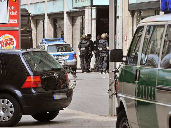 Polizisten vor der Filiale in Leipzig