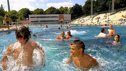 Mit dem Familienpass günstig ins Nass: Hier im Dante-Freibad. Mit dem Familienpass günstig ins Nass: Hier im Dante-Freibad.