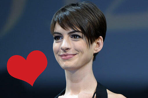 Anne Hathaway und Adam Shulman
Die Schauspielerin hat allen grund zum Strahlen: Im September heiratete sie ihren Verlobten Adam. Den Heiratsantrag gab es am Set von "Les Misérables", der am 14. Dezember in die Kinos kam.