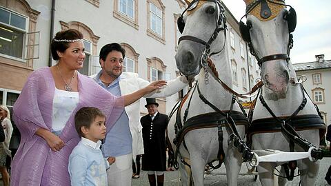 Da strahlt (und wiehert) das Glück: Anna Netrebko mit Sohn Tiago und ihrem Zukünftigen Yusif Eyvazov in Salzburg.