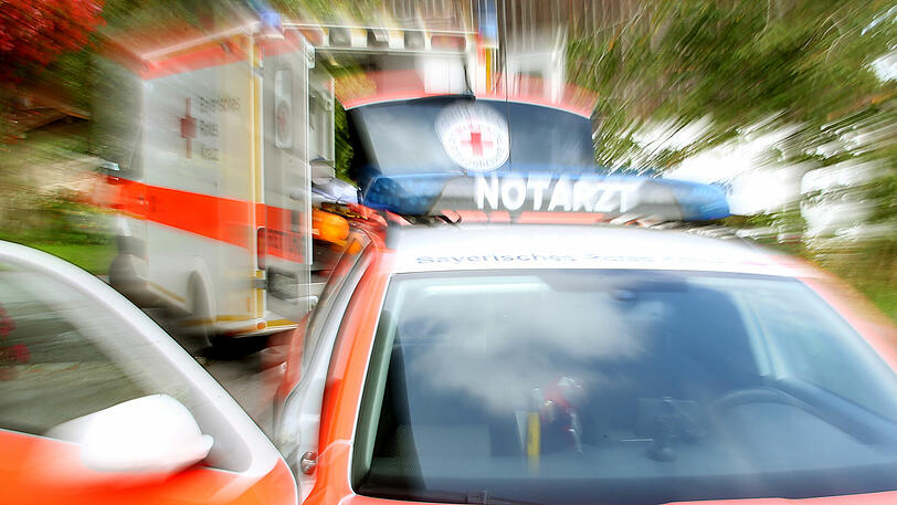 Bei dem Unfall wurden vier Menschen verletzt, einer von ihnen schwer. (Symbolbild)