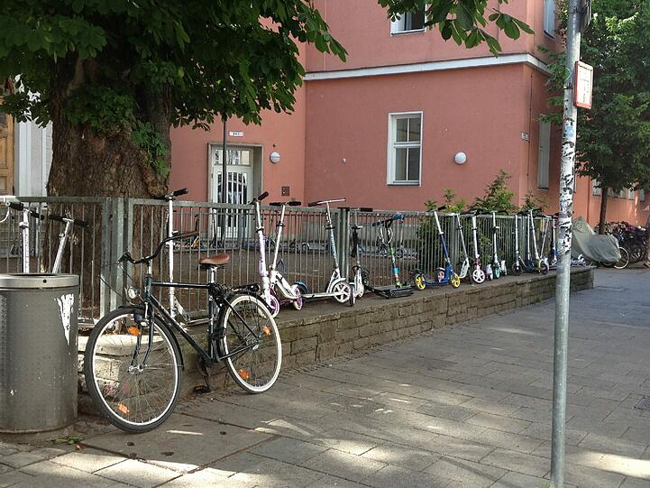 Tretroller soweit das Auge reicht: Vor dieser Grundschule parken kaum Fahrräder.