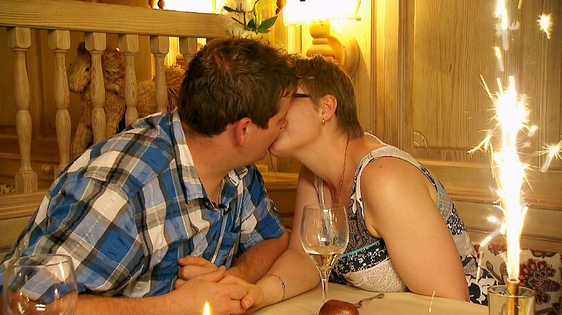 Beim romantischen Dinner küssen sich Straußenzüchter Sebastian (32) und Ines (31, Heilerziehungshelferin) zum ersten Mal.