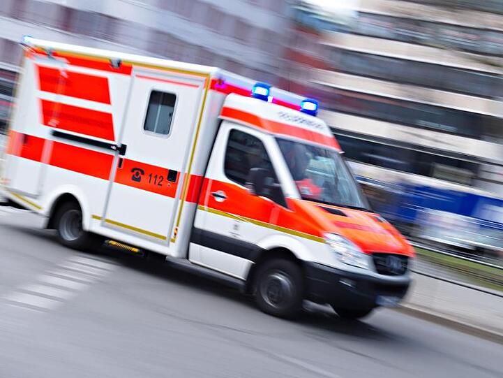 Ein Rettungswagen fährt mit Blaulicht. Foto: Nicolas Armer/Archivbild