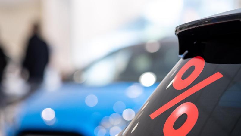 Ein Prozentzeichen klebt auf der Scheibe eines Autos in einem Autohaus in Stuttgart (Archiv). Ein Prozentzeichen klebt auf der Scheibe eines Autos in einem Autohaus in Stuttgart (Archiv).