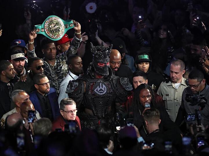 Das Outfit von Deontay Wilder beim Einlauf war auch recht speziell.