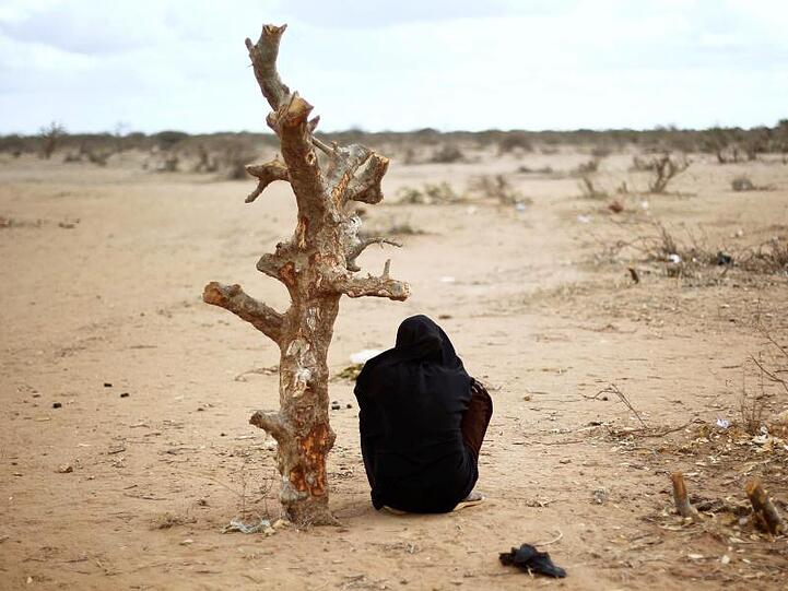 Eine schwangere Frau aus Somalia in der Nähe eines UNHCR Flüchtlingslagers in Kenia.