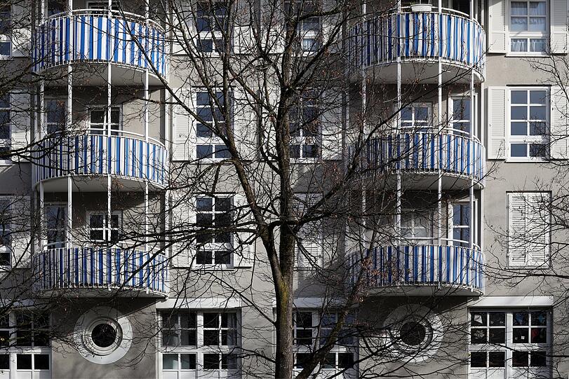 Halbrund geht’s auch: Balkonien in der Balanstraße.