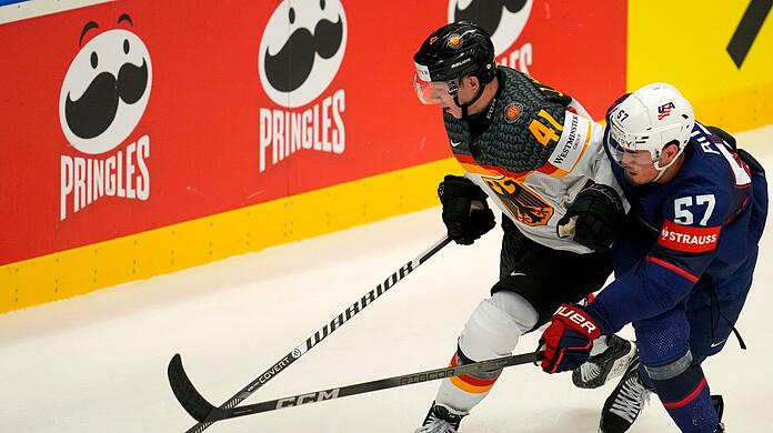 Deutschlands Jonas M&uuml;ller (l) gegen Shane Pinto aus den USA in Aktion.