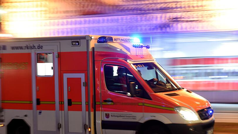 Der 23-Jährige kam in ein Krankenhaus. (Symbolbild)
