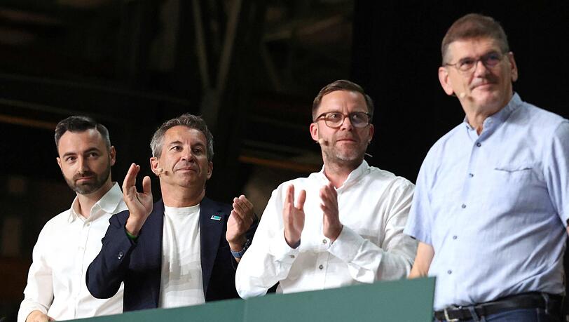 Die Anführer des weiß-blauen Befreiungskampfes: Präsident Gernot Mang (2.v.l) und seine Stellvertreter Robert Schäfer (l.) und Christian Dierl (2.v.r.), sowie Ex-Vize Heinz Schmidt. Die Anführer des weiß-blauen Befreiungskampfes: Präsident Gernot Mang (2.v.l) und seine Stellvertreter Robert Schäfer (l.) und Christian Dierl (2.v.r.), sowie Ex-Vize Heinz Schmidt.