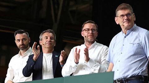 Die Anf&uuml;hrer des wei&szlig;-blauen Befreiungskampfes: Pr&auml;sident Gernot Mang (2.v.l) und seine Stellvertreter Robert Sch&auml;fer (l.) und Christian Dierl (2.v.r.), sowie Ex-Vize Heinz Schmidt.
