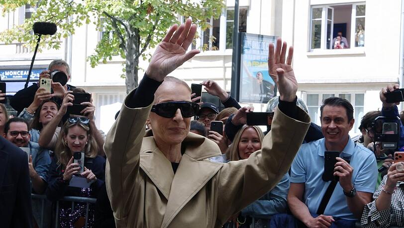 Céline Dion winkte der Menge vor dem Hotel zu. Céline Dion winkte der Menge vor dem Hotel zu.