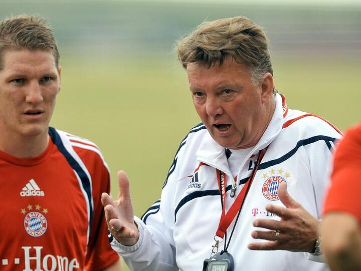 Viel Text, wenig zeit: Louis van Gaal bei der Arbeit.