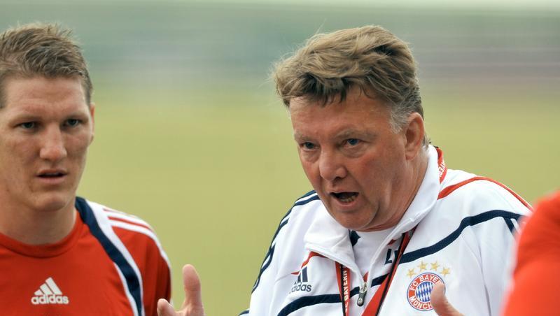 Viel Text, wenig zeit: Louis van Gaal bei der Arbeit. Viel Text, wenig zeit: Louis van Gaal bei der Arbeit.