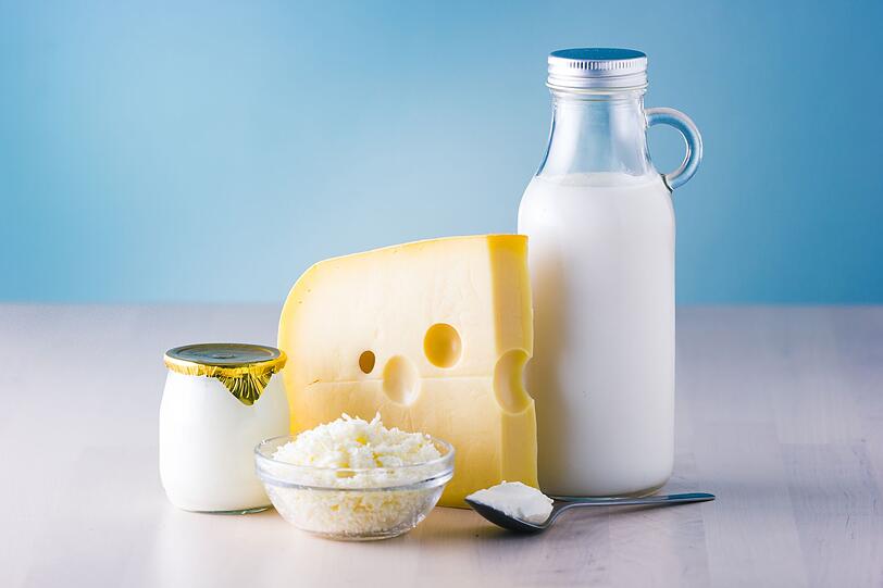 Milch und Milchprodukte liefern wertvolles Kalzium, dass Knochen und Zähne stärkt. Erwachsene benötigen täglich etwa 1.000 Milligramm, bei Kindern und Jugendlichen ist etwas mehr. Ein Glas Milch oder etwa 60 Gramm Emmentaler decken bereits den empfohlenen Bedarf. Milch und Milchprodukte liefern wertvolles Kalzium, dass Knochen und Zähne stärkt. Erwachsene benötigen täglich etwa 1.000 Milligramm, bei Kindern und Jugendlichen ist etwas mehr. Ein Glas Milch oder etwa 60 Gramm Emmentaler decken bereits den empfohlenen Bedarf.