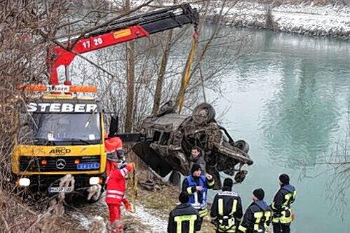 Einsatz statt Übung: Bergung eines  Autowracks aus dem Inn bei Töging.