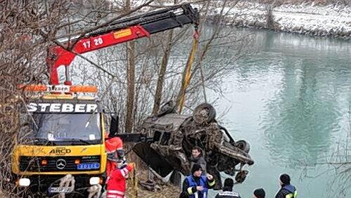 Einsatz statt Übung: Bergung eines Autowracks aus dem Inn bei Töging. Einsatz statt Übung: Bergung eines Autowracks aus dem Inn bei Töging.