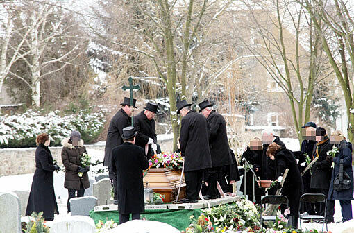 Abschied von Katrin Michalk. Auf einem kleinen Friedhof in Sachsen ist das Mordopfer von München am Samstag beigesetzt worden.