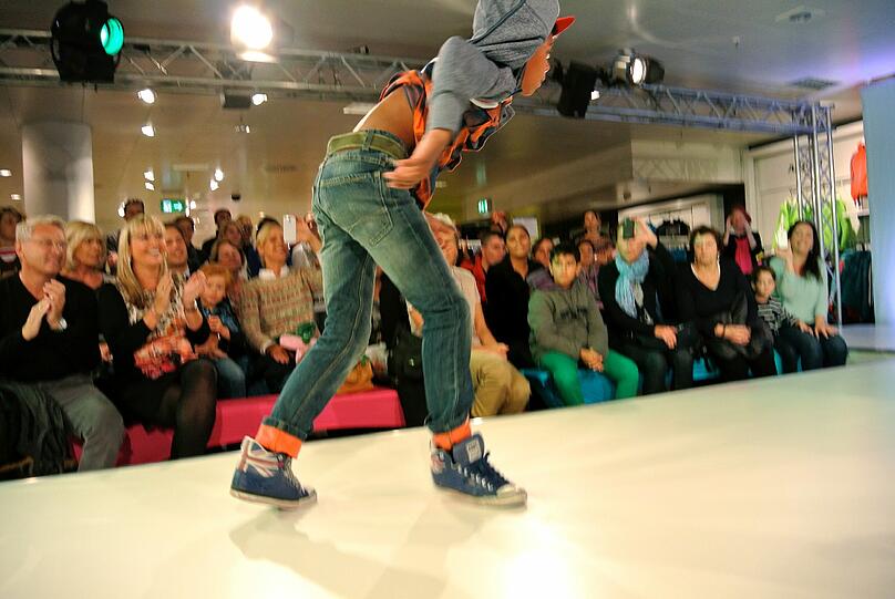 Tolle Show: 25 junge Laufsteg-Talente präsentierten am Samstag in der neuen Kinderwelt bei KARSTADT am Bahnhofplatz Mode-Trends