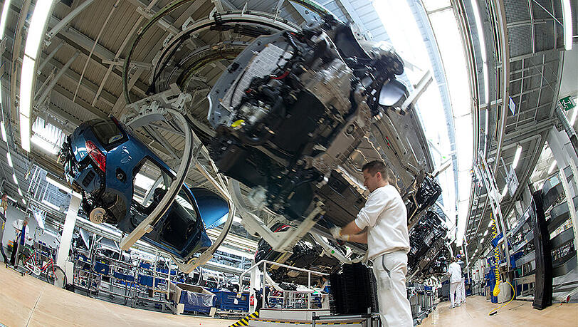 Ein Mitarbeiter arbeitet im Wolfsburger VW-Werk an einem VW Golf VII. Ein Mitarbeiter arbeitet im Wolfsburger VW-Werk an einem VW Golf VII.