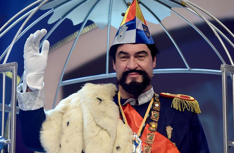 Markus Söder (CSU) verkleidet als König.
