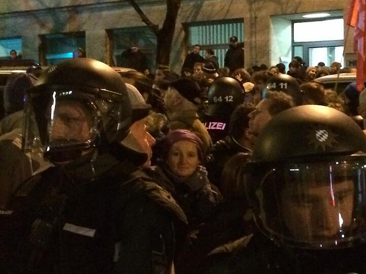 Eingekesselt zwischen Gegendemonstranten und Polizei: Die Mügida hat es in München am Montag nicht leicht.