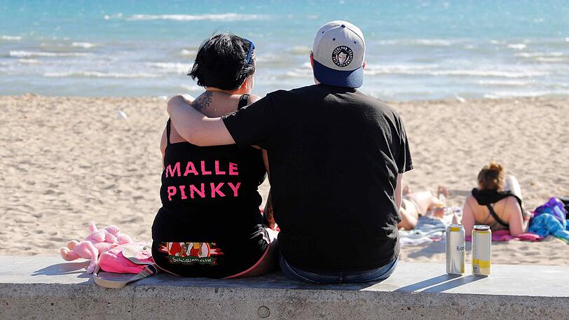 Spanien, Palma: Touristen Gäste dürfen nur noch auf dem Areal der Partylokale trinken und nicht mehr auf der Straße.