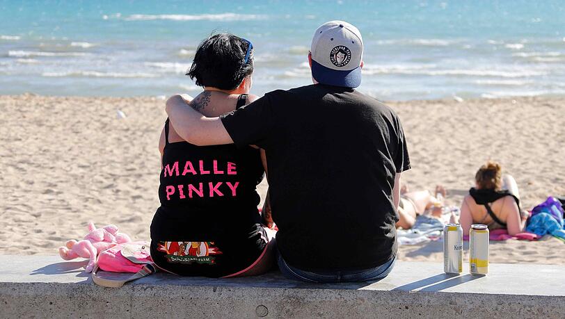 Spanien, Palma: Touristen Gäste dürfen nur noch auf dem Areal der Partylokale trinken und nicht mehr auf der Straße. Spanien, Palma: Touristen Gäste dürfen nur noch auf dem Areal der Partylokale trinken und nicht mehr auf der Straße.