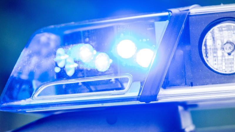 Ein Blaulicht leuchtet an einer Polizeistreife. Foto: Lino Mirgeler/dpa/Symbolbild Ein Blaulicht leuchtet an einer Polizeistreife. Foto: Lino Mirgeler/dpa/Symbolbild