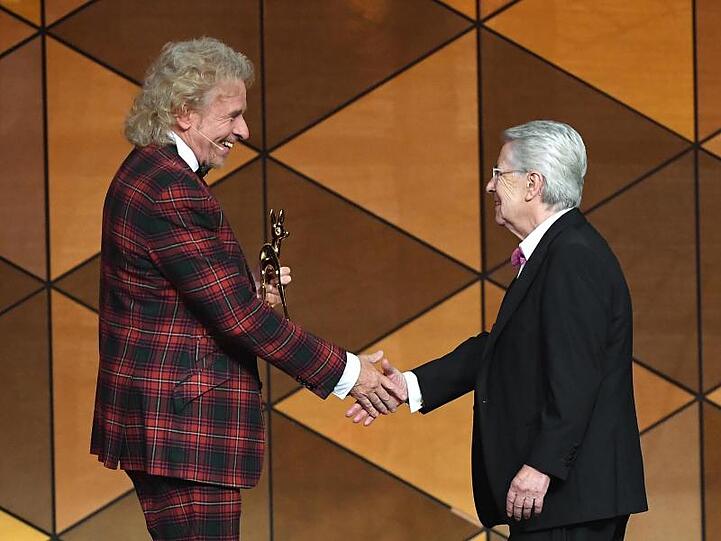 Frank Elstner war von der Auszeichnung für sein Lebenswerk vollkommen überrascht. Er erhält den Bambi aus den Händen von TV-Legende Thomas Gottschalk.