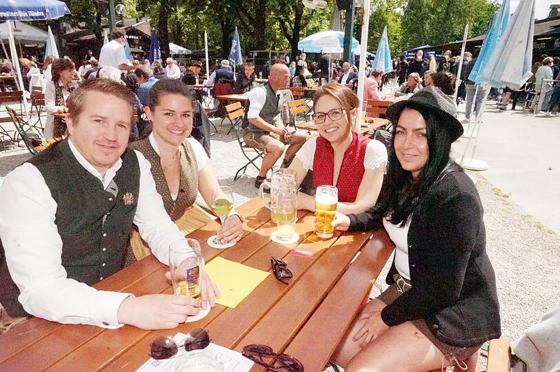"Fast surreal, so ein Stück Normalität": Christian Zillner (links) mit Freundinnen im Hirschgarten.