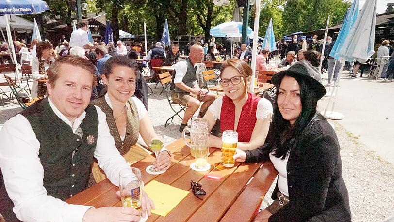 "Fast surreal, so ein Stück Normalität": Christian Zillner (links) mit Freundinnen im Hirschgarten. "Fast surreal, so ein Stück Normalität": Christian Zillner (links) mit Freundinnen im Hirschgarten.