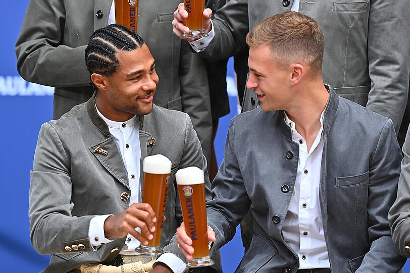 Serge Gnabry (l.) und Joshua Kimmich prosten sich beim FC Bayern München Paulaner "Lederhosen-Shooting" im Paulaner am Nockherberg zu.
