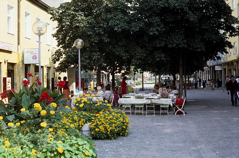 1982: Eine Freischankfläche in der Weißenburger Straße. Das italienische Lokal Dal Cavaliere gibt es noch heute.