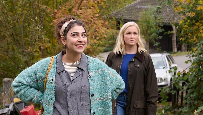 "Lena Lorenz: Benita und Muck": Lena Lorenz (Judith Hoersch, r.) ist entsetzt über den Zustand des Hauses, das Benita Schickler (Hannah Gharib) und ihr Freund Muck Stadler erworben haben.