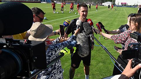 Der neue Trainer Miroslav Klose spricht nach dem Training mit den zahlreichen Reportern am Rande des Platzes.