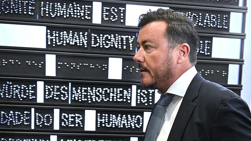 Signa-Gründer René Benko steht im Mai 2024 im Wiener Parlament.