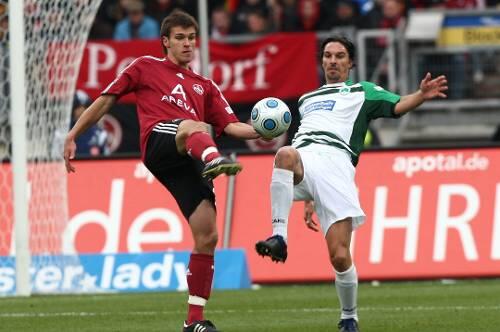 Derby-Ballett: Club-Stürmer Christian Eigler (links) und Fürths Abwehrchef Marino Biliskov werden auch am Sonntag &bdquo;gegeneinander&ldquo; zu tun haben.