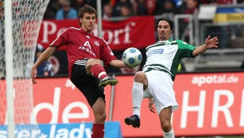 Derby-Ballett: Club-Stürmer Christian Eigler (links) und Fürths Abwehrchef Marino Biliskov werden auch am Sonntag „gegeneinander“ zu tun haben. Derby-Ballett: Club-Stürmer Christian Eigler (links) und Fürths Abwehrchef Marino Biliskov werden auch am Sonntag „gegeneinander“ zu tun haben.