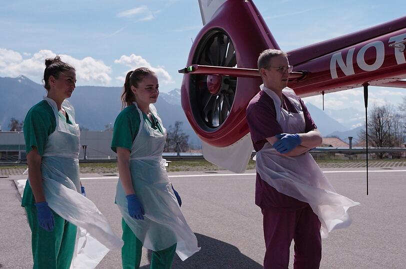 Ein Unfallopfer kommt mit dem Hubschrauber in die Unfallklinik von Murnau. Pfleger stehen bereit.