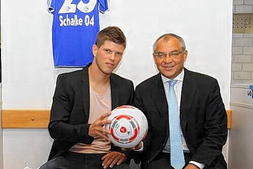 Trainer und Manager Felix Magath (r,) präsentiert seinen neuen Torjäger Klaas-Jan Huntelaar.